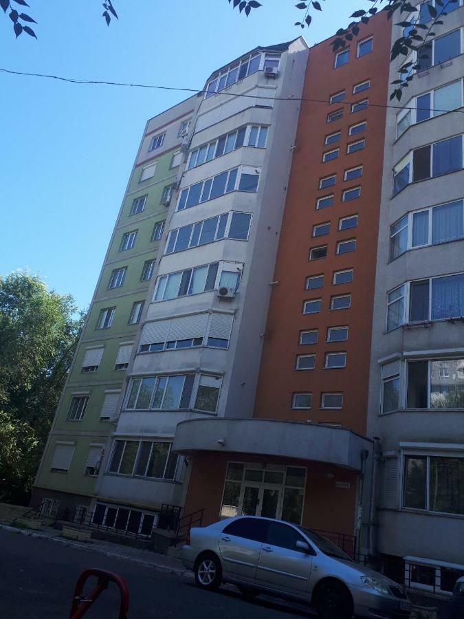 Large 2-Bedroom Apartament In The Center Chişinău Esterno foto