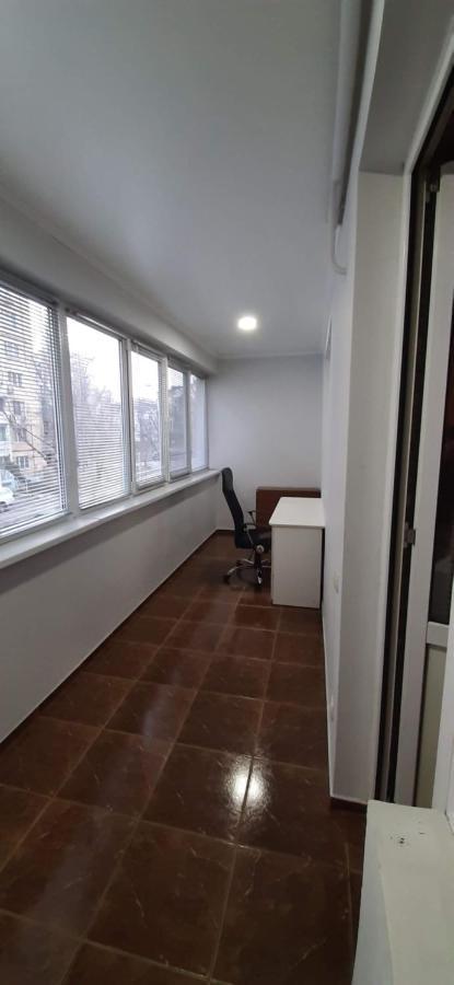 Large 2-Bedroom Apartament In The Center Chişinău Esterno foto